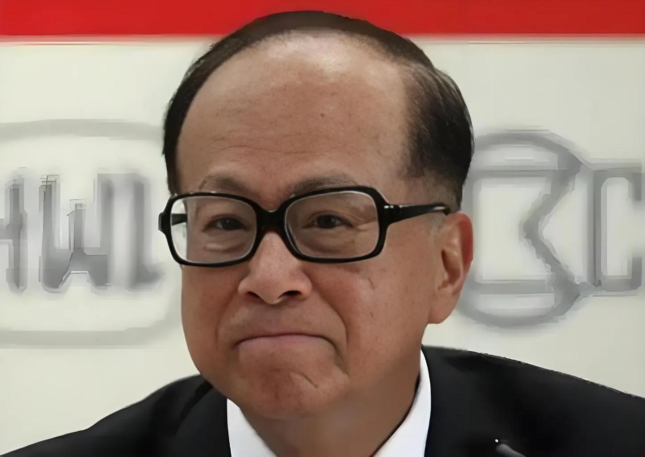 李嘉诚被官方盖棺定论。港澳办官方网站转载《大公报》对李嘉诚的文章时评论，直言