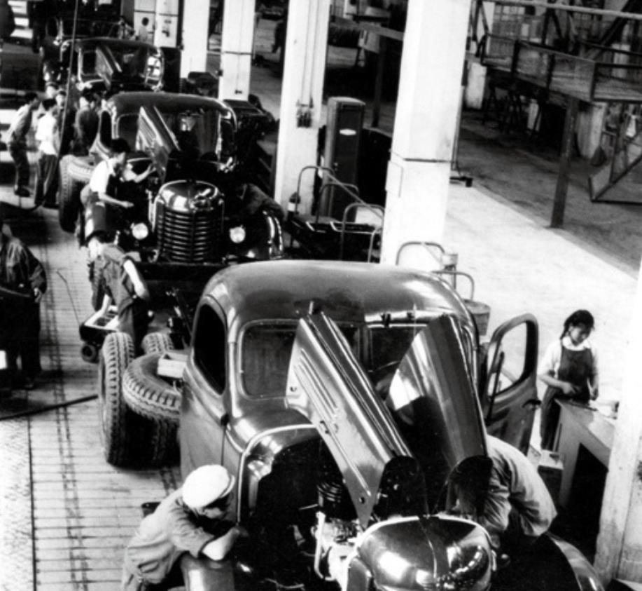 1960年，上饶市汽车厂的工人谢培流打了结婚报告，不少同事纷纷劝说：“老谢，你不