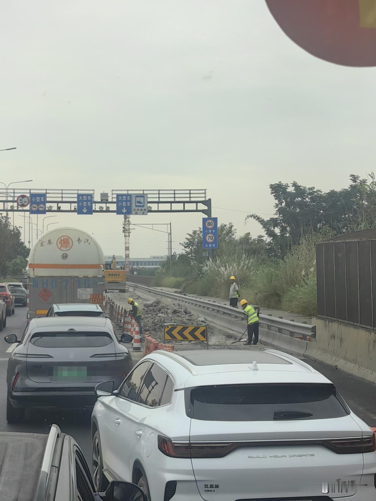 绵阳二环路堵车的源头终于找到，原来就是这么一小段路，不知道为啥不修通。