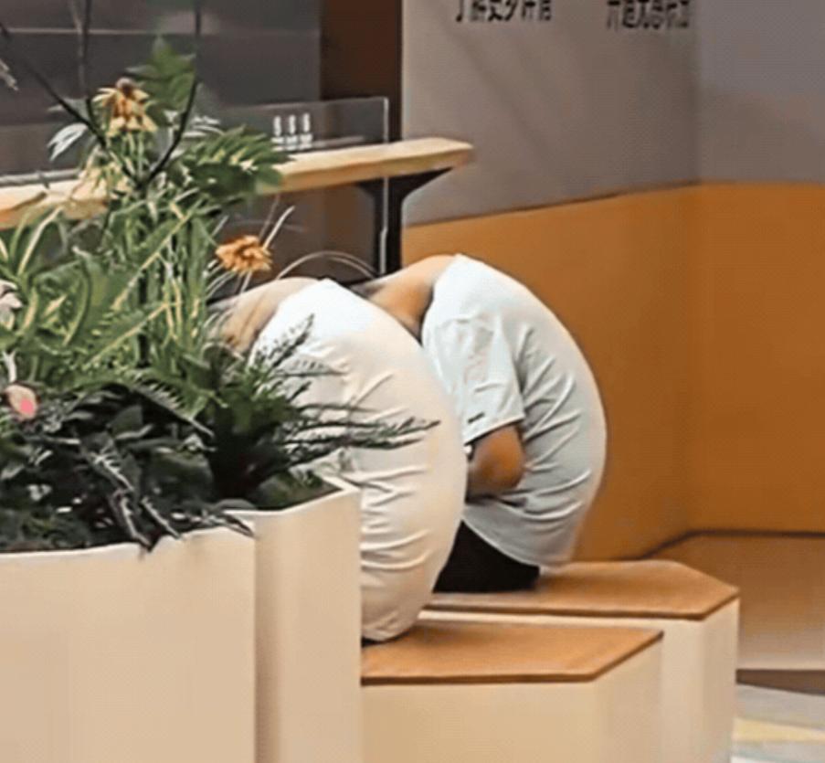 “彻底废了！”8月7日报道山东，一名女子逛商场，看到不远处有两个男孩低着头不知道