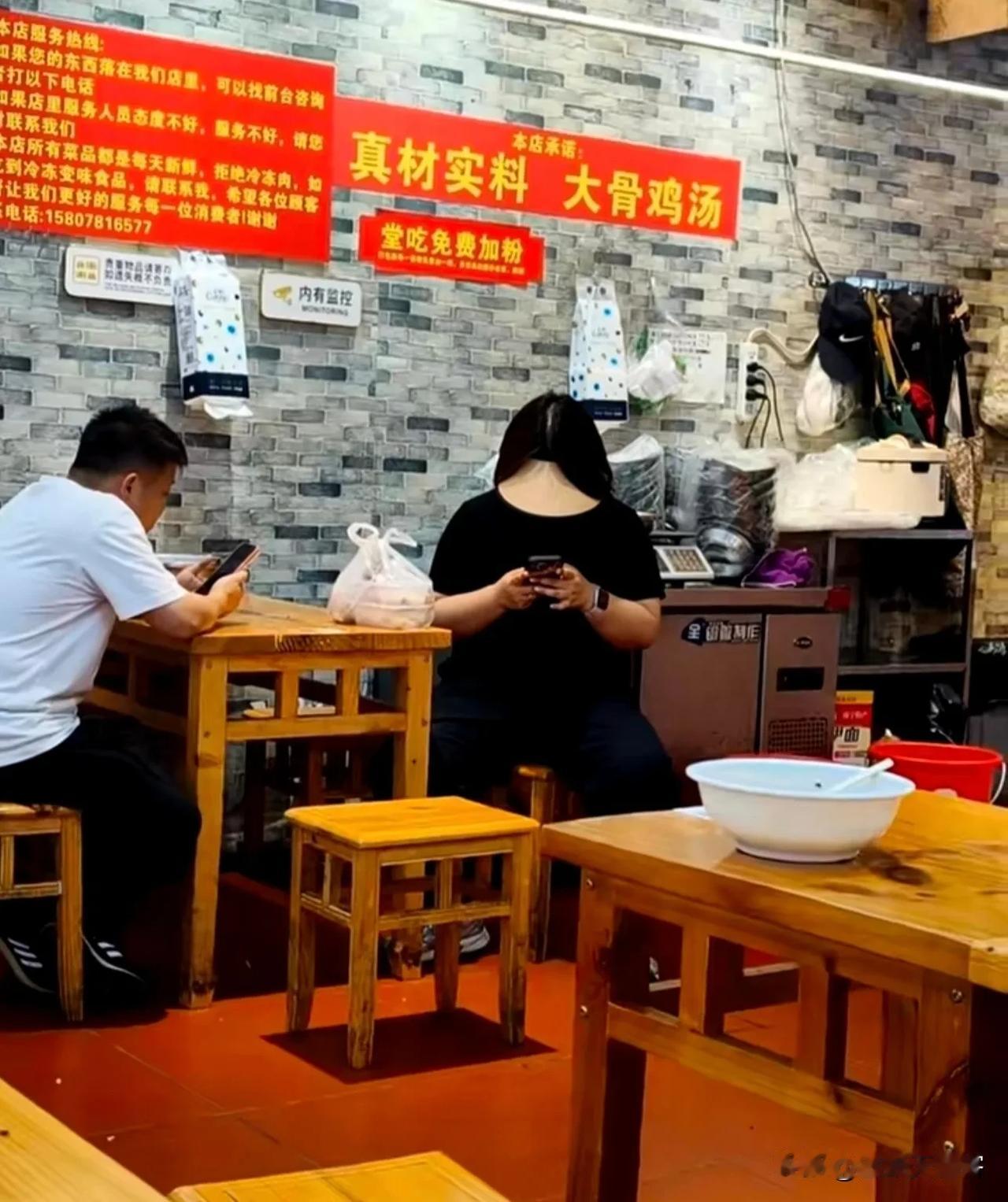 本来去吃面的，吃了个意外惊喜一碗面条吃完了，抬头看了三眼旁边玩手机的女子
