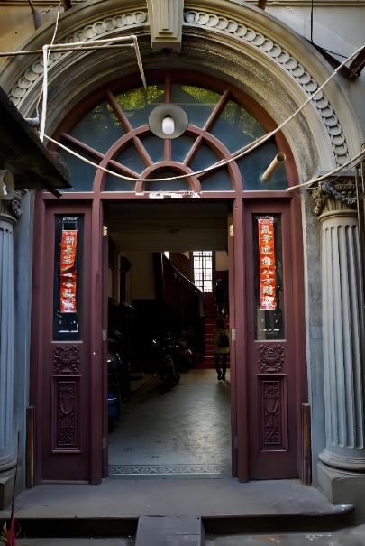 顾嘉棠，绰号“花园全根”，是杜月笙起家时便生死相随的患难兄弟，位列杜门四大金刚之