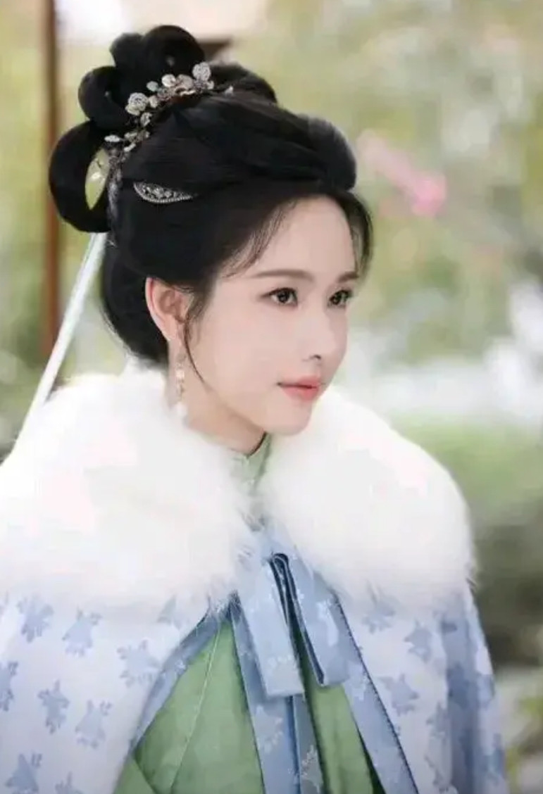 感觉陈都灵升咖升了个寂寞！新剧阵容官宣，一招打回解放前。原以为陈都灵因为《雁回