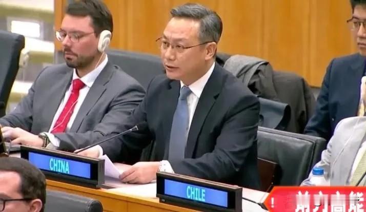 当联合国高官流畅切换四国语言，却唯独没有中文时，中国代表孙磊大使没有愤怒指责，而