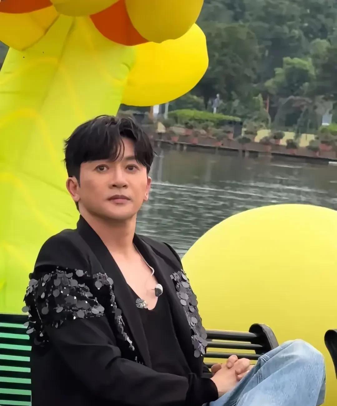看第1张照片你可能不知道他是谁，但是看了第2张照片之后，你才恍然大悟他是谁。从