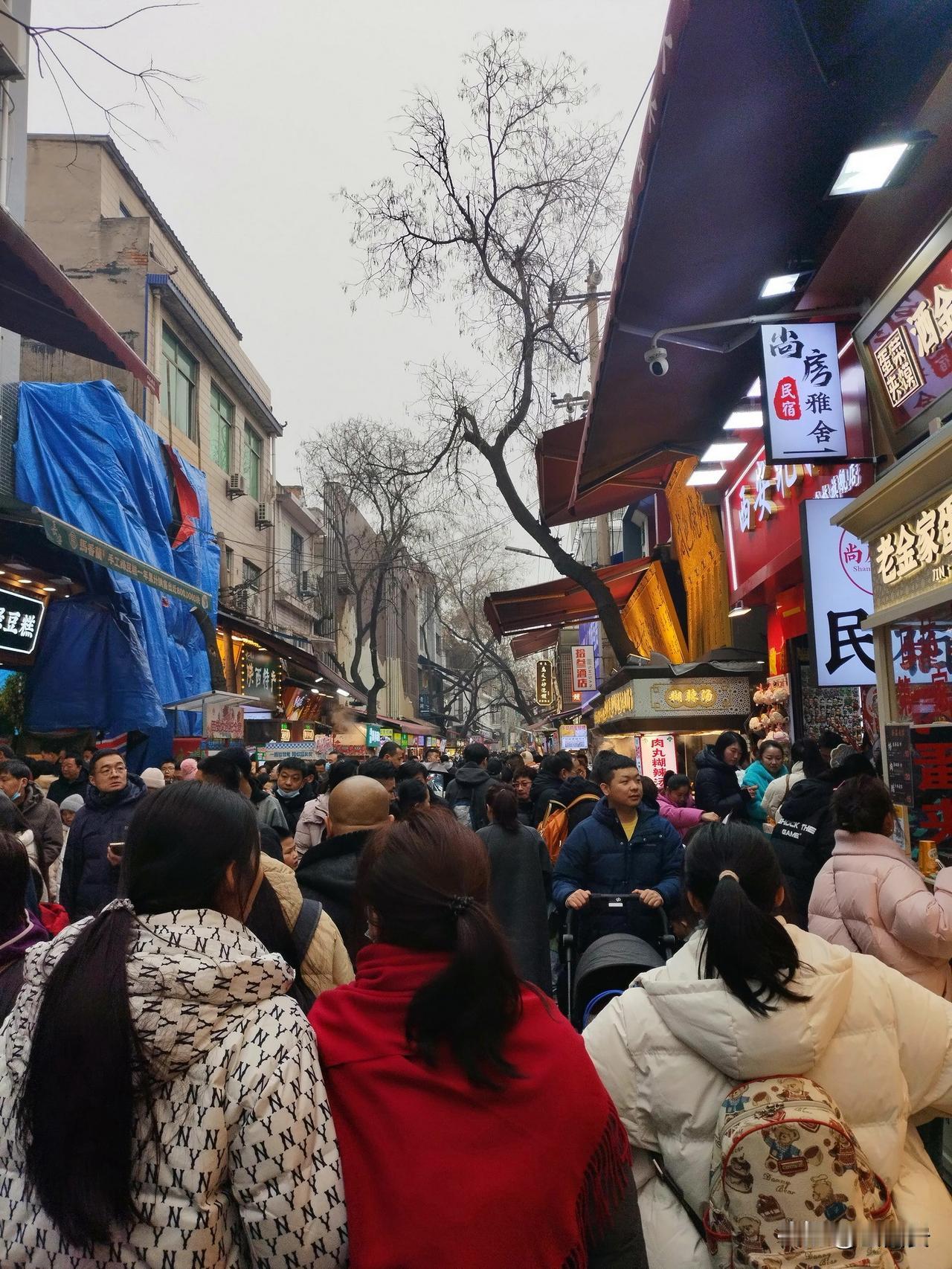 过年期间西安城内人流量最大的地方，你猜在哪里？不是钟楼鼓楼，不是西羊市大皮院，而