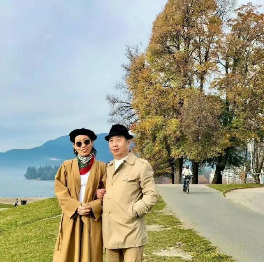这两人在加拿大潇洒快活,只留她妈在国内蹲大牢。