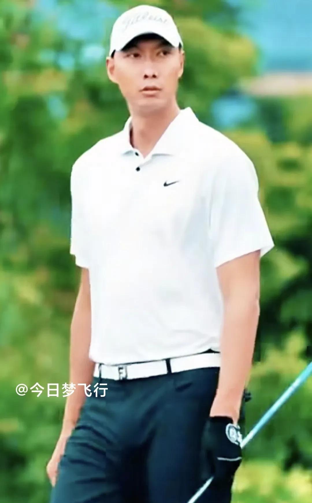 易建联现身打高球，依然还是好身材！继上个月24日，易建联去到深圳福田薪火阵营视