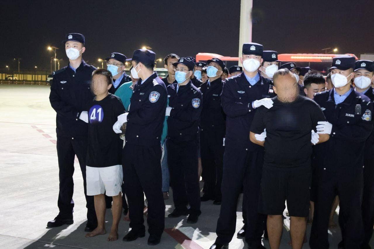 中柬警方联合押送，再遣319名电诈嫌疑人回国近日持续开展打击电信诈骗行动，集中遣