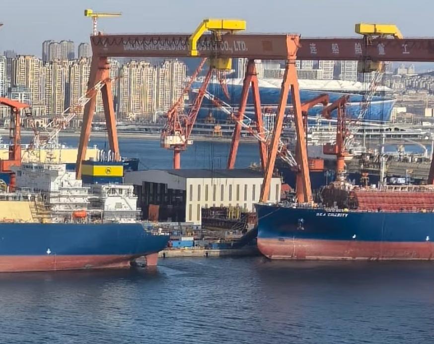 今天的004侧视图可看到之前机库分段上的黄色固定杆已经去掉了，很可能已开始准备