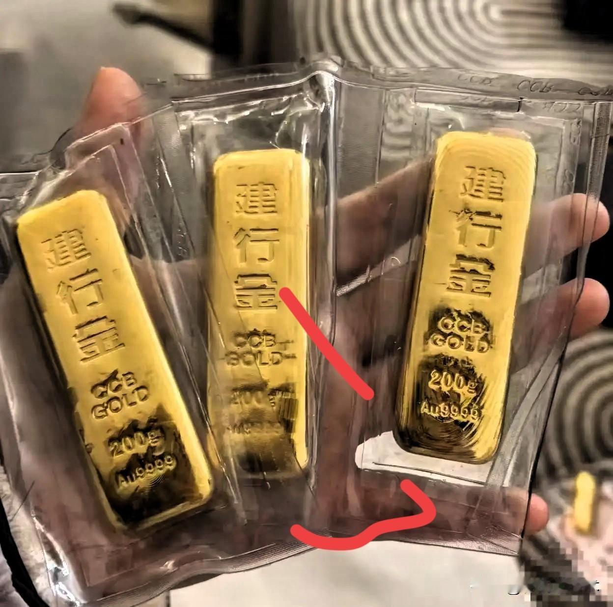 大量持有黄金的人，现在比吃了苍蝇都难受！9月1日，金价已经直接猛跌到962