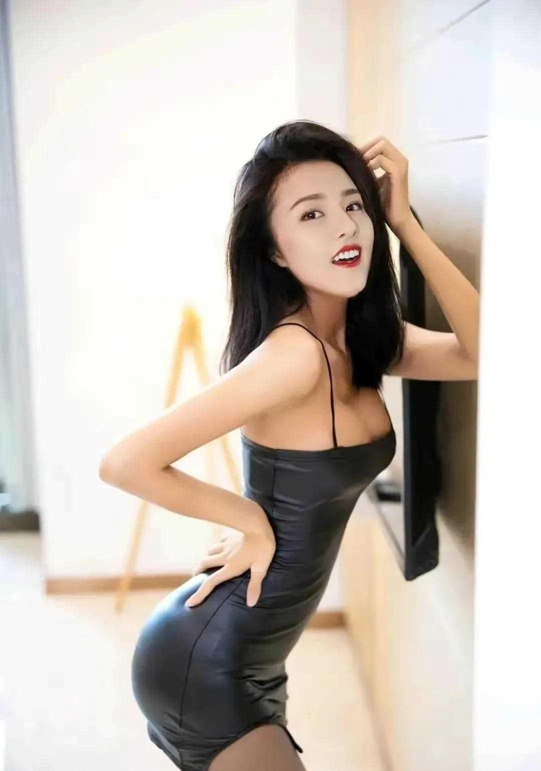 宋祖儿表妹万福粉衣造型路透长发披肩，烈焰红唇，身穿紧身吊带皮裙搭配黑丝袜，勾勒出