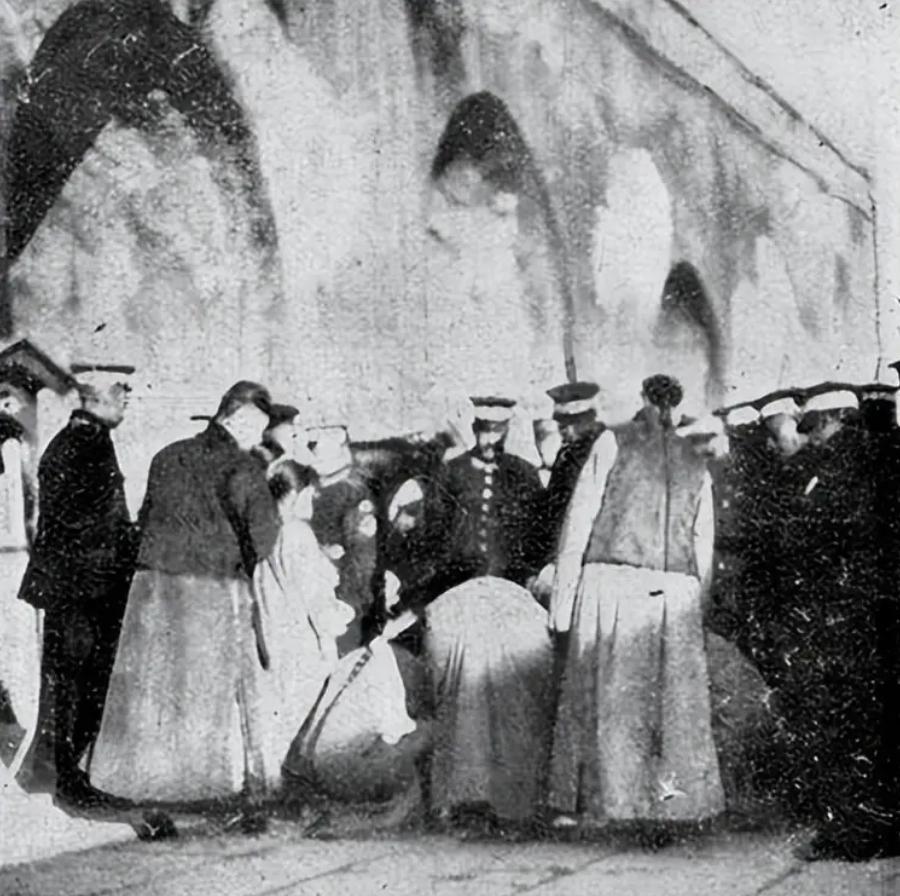 1924年，紫禁城神武门前，寿康宫宫女离宫前的检查场景。寿康宫是清代内廷专供前