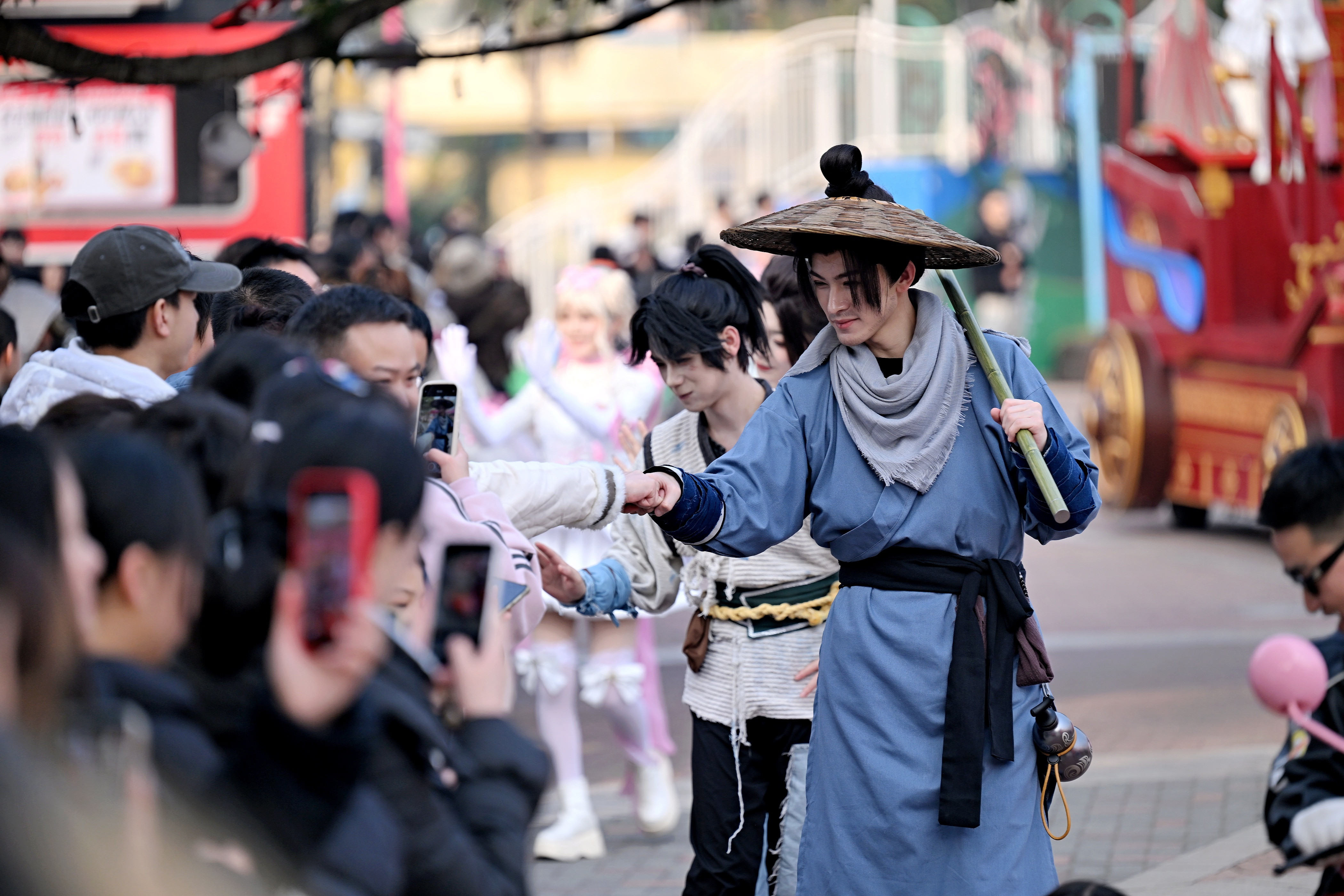 阿良从剑来猛到成都在成都欢乐谷偶遇了阿良牵着一群“本体”气球狗巡游，我说《剑来