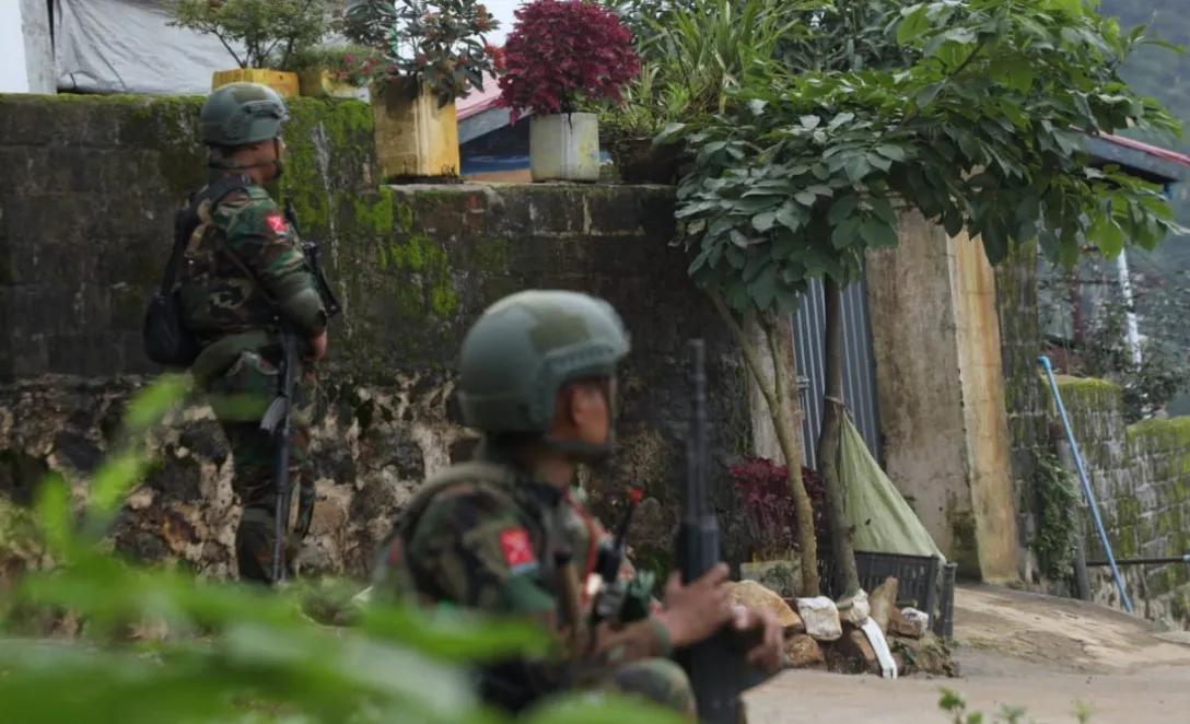 关于11月29日下午，约100名缅军士兵在无人机配合下，向皎梅镇崩沃村附近山林据