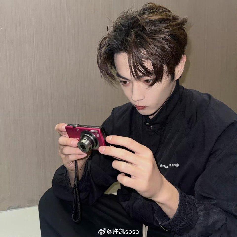 许凯真帅哥自拍从不挑角度不挑角度的自拍才是真帅气，没有精心氛围，侧拍仰拍像男