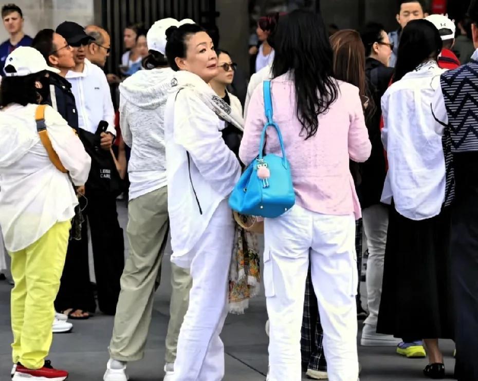 有网友在巴黎卢浮宫偶遇张兰，她依旧精神抖擞！她都67岁的人了，这种旺盛的野草般的