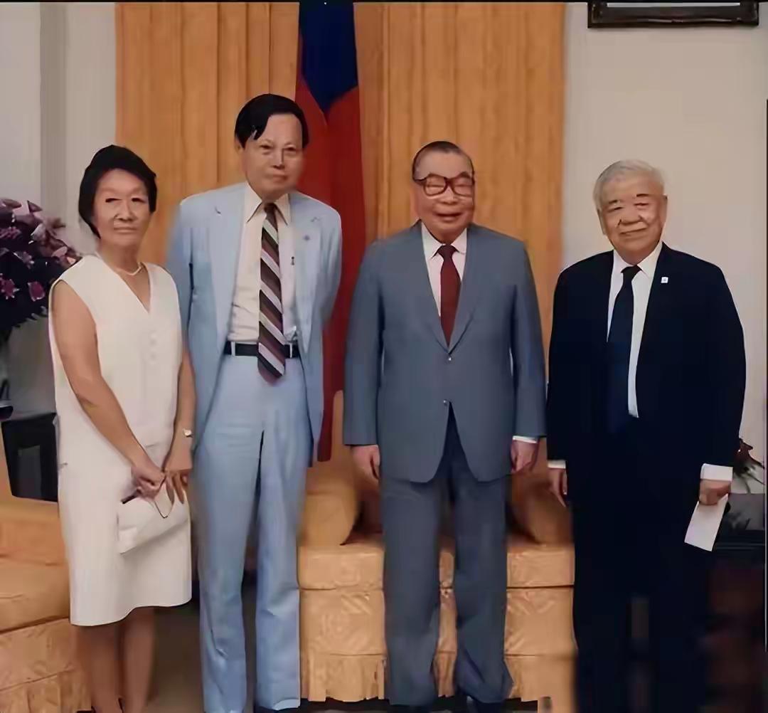 1986年，拍摄于台北蒋经国官邸的一张照片，人物从左到右:杜致礼（杨振宁夫人）