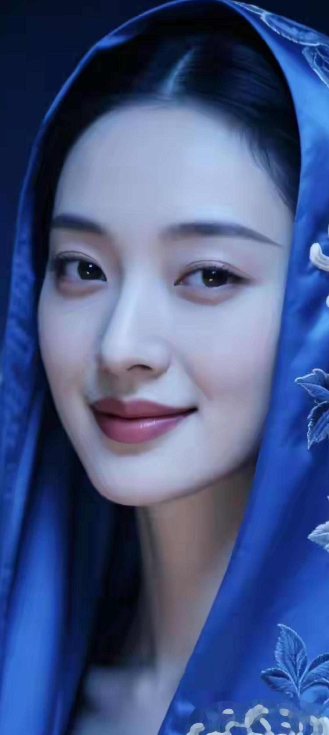 梦幻蓝纱，温柔微笑，宛如画中仙子