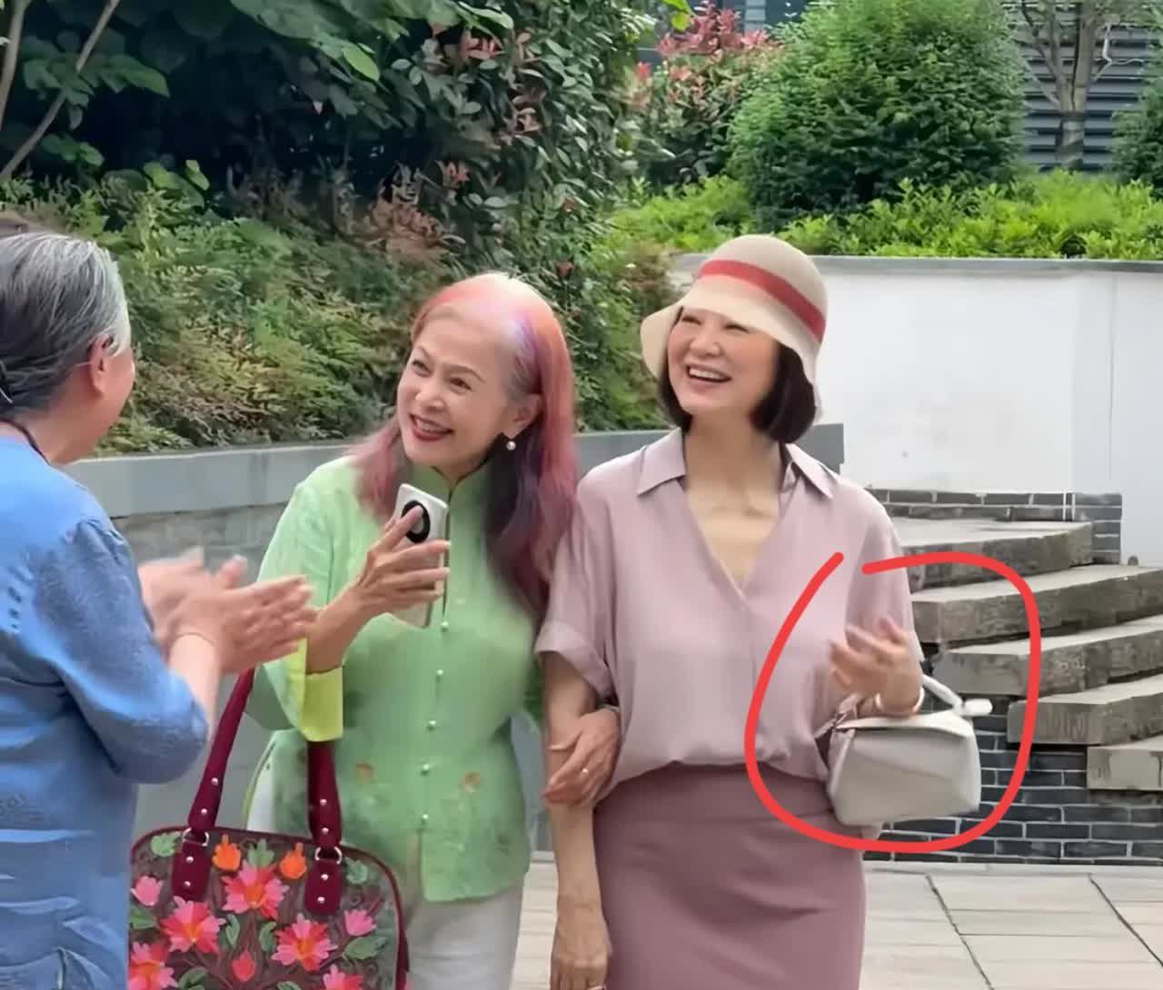 林青霞现身江苏，明明已经70岁了却像50岁似的，身姿挺拔，穿衣优雅！岁月不败美人
