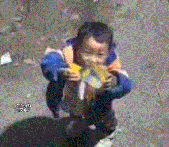 看得心酸，一独自在老家的留守男孩，因为看到别人的孩子买了一个好玩又新奇的玩具，就