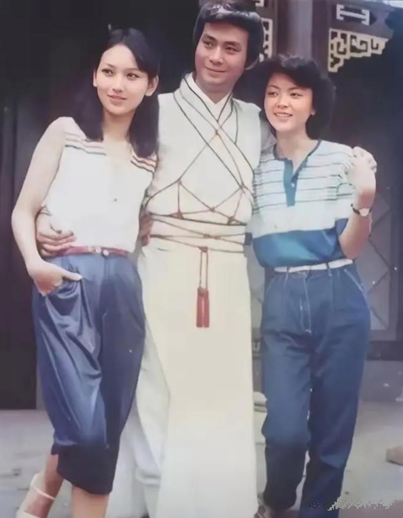 1981年，郑少秋（中）34岁，陈玉莲（右一）21岁，左一这位清秀的女孩是《上海