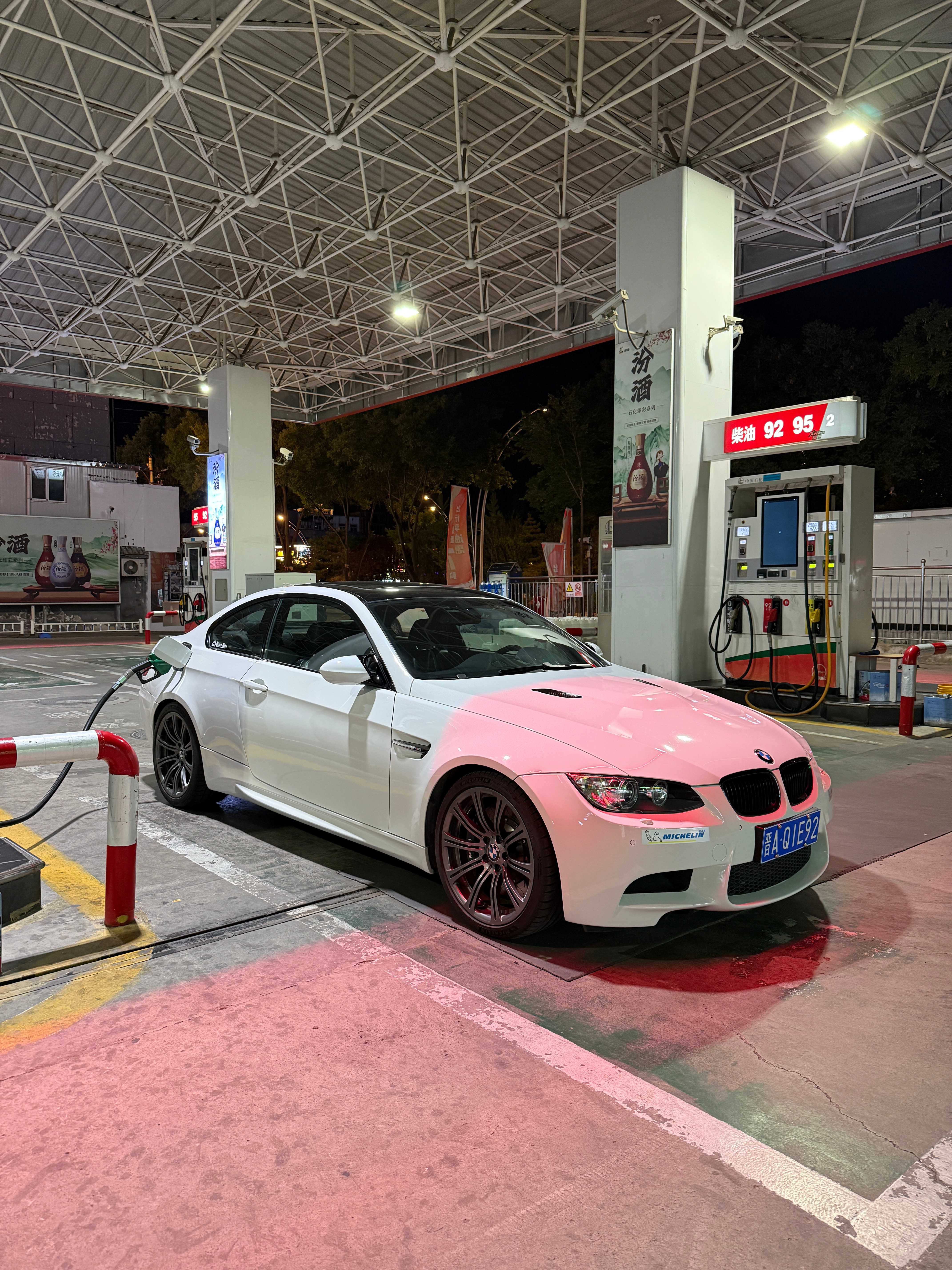 满箱，只能续航400km但是V8香啊​​​