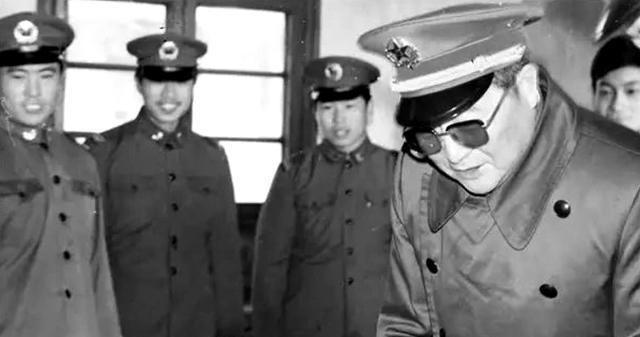 1980年，南京军区副司令向守志少将正在办公，秘书送来1份保密文件。向副司令拆开