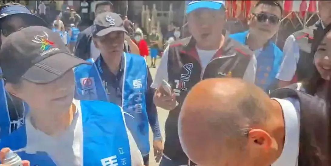 也许是听到了国民党立委徐巧芯说台湾地区立法机构负责人韩国瑜之前陪同国民党立委车扫
