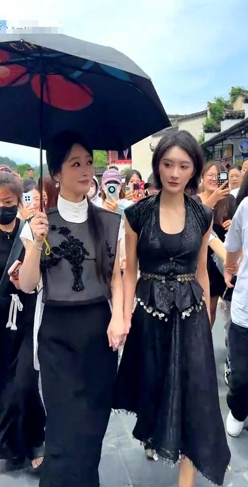 杨紫和张慧雯手拉手，古街瞬间不淡定了。两人穿着新中式，就这么旁若无人地走着，