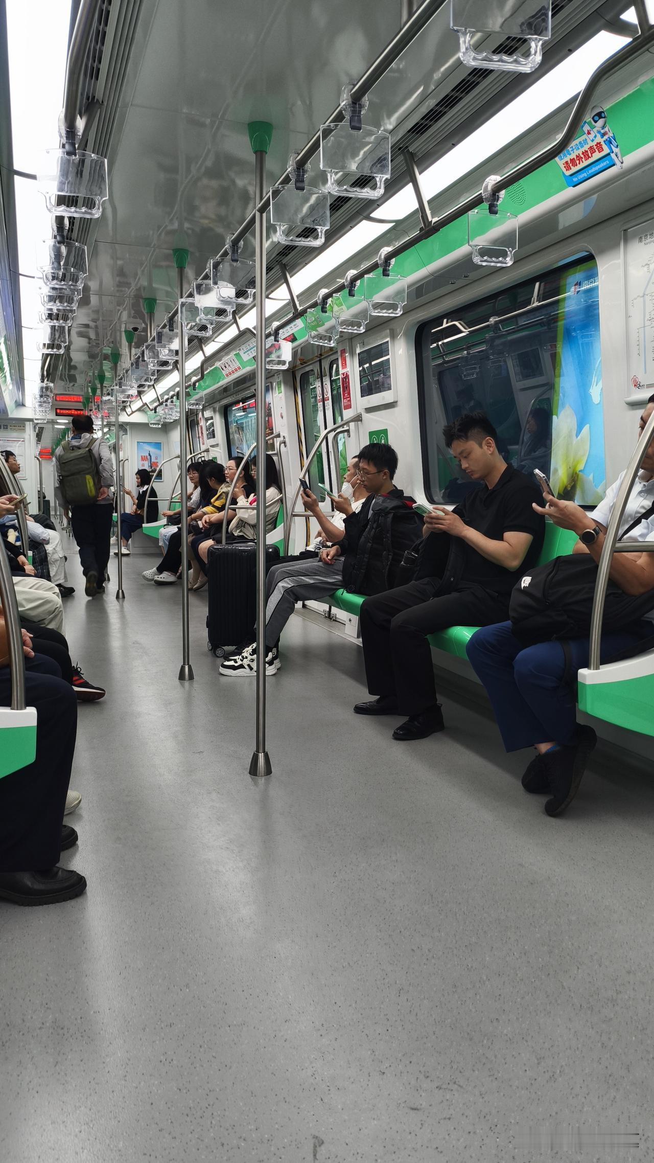 亲测南京南站S1已经没有往日的拥挤现象，自从南京地铁六号线开通后，南京南站已经没
