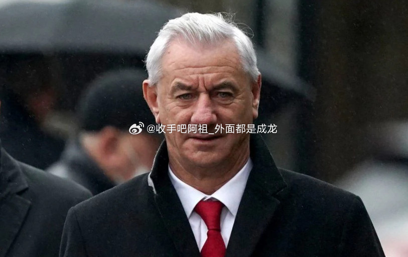 据英国《电讯报》报道，利物浦名宿伊恩,拉什因感染“超级流感”被送往医院，并在重症