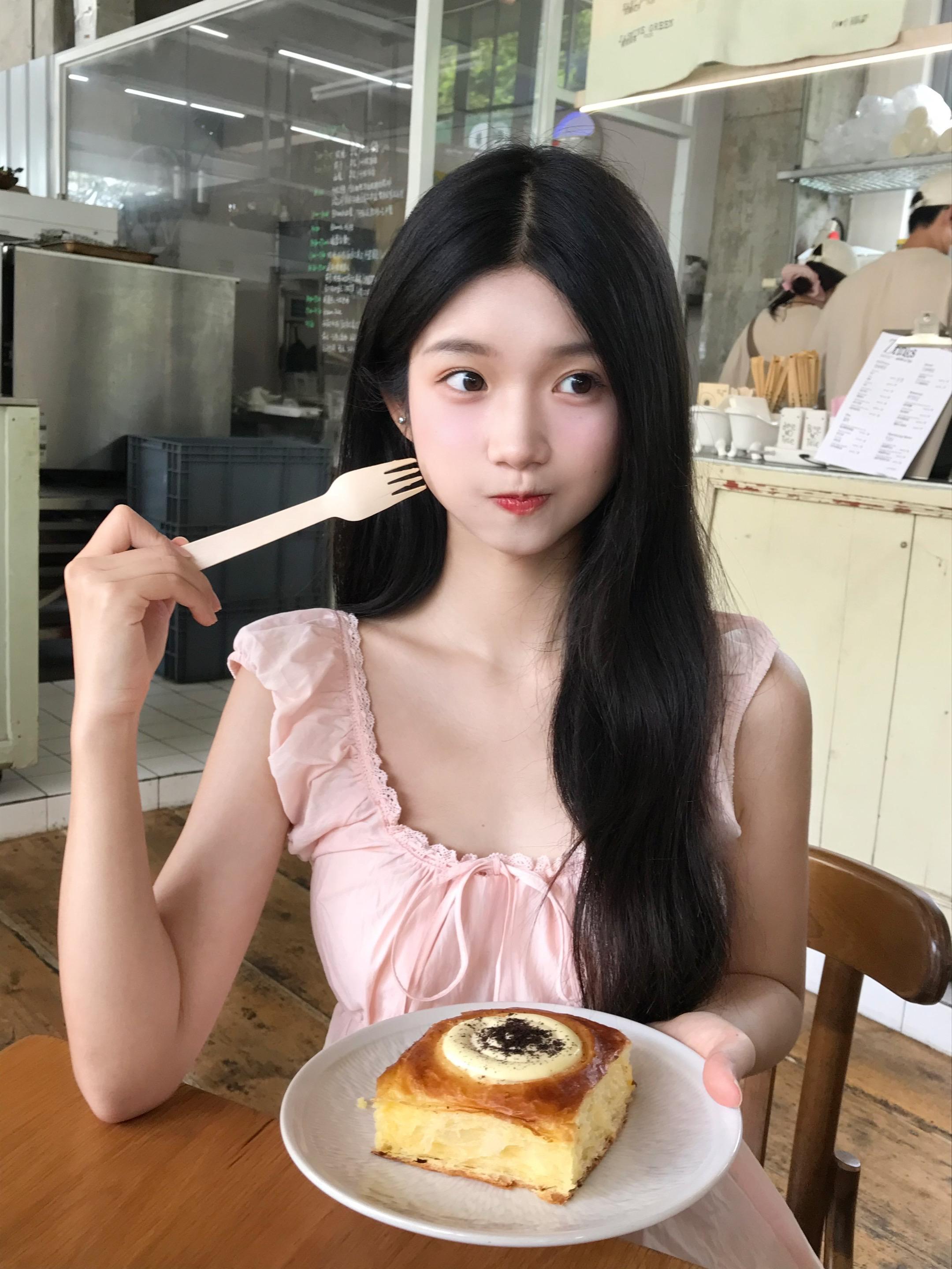 尝尝一颗东洋乌梅 再给我一个。