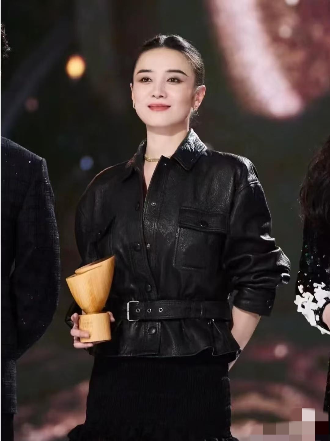 双料影后宋佳：用演技逆袭二十年2025年，宋佳创下娱乐圈奇迹——半年内接连