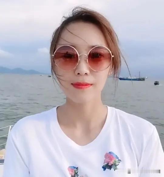 对云朵的评价近限于天赋小编昨天写了一篇小作文,题目是《云朵这类歌手可遇而不可