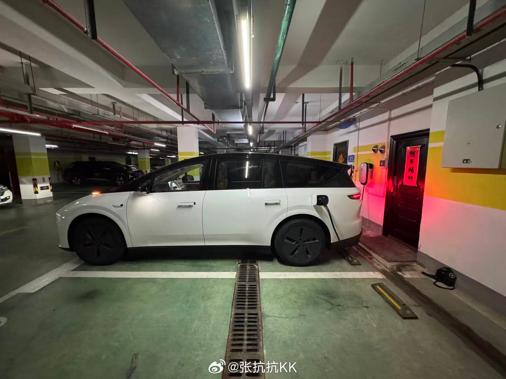 今天开i8带全家出去吃饭的，六大一小正好坐满。回家后插上充电桩，试了一下，100