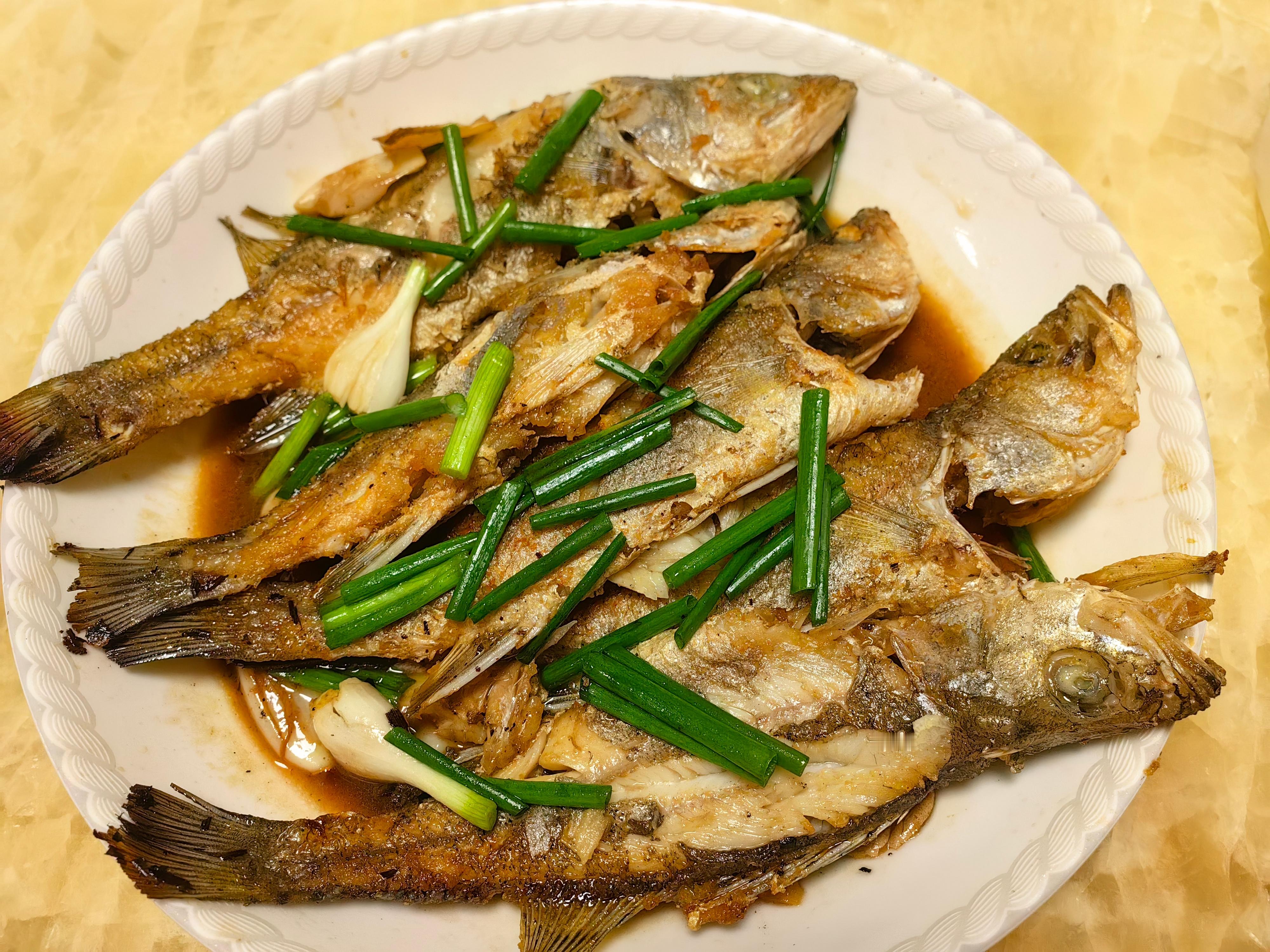 家常菜干煎鲈鱼，炒茭白，皮皮虾肉炒鸡蛋马蹄。