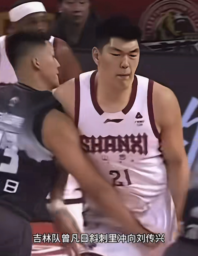 3月15日晚，在吉林长白山男篮主场对阵山西汾酒男篮的比赛中，主场队员曾繁日用右拳