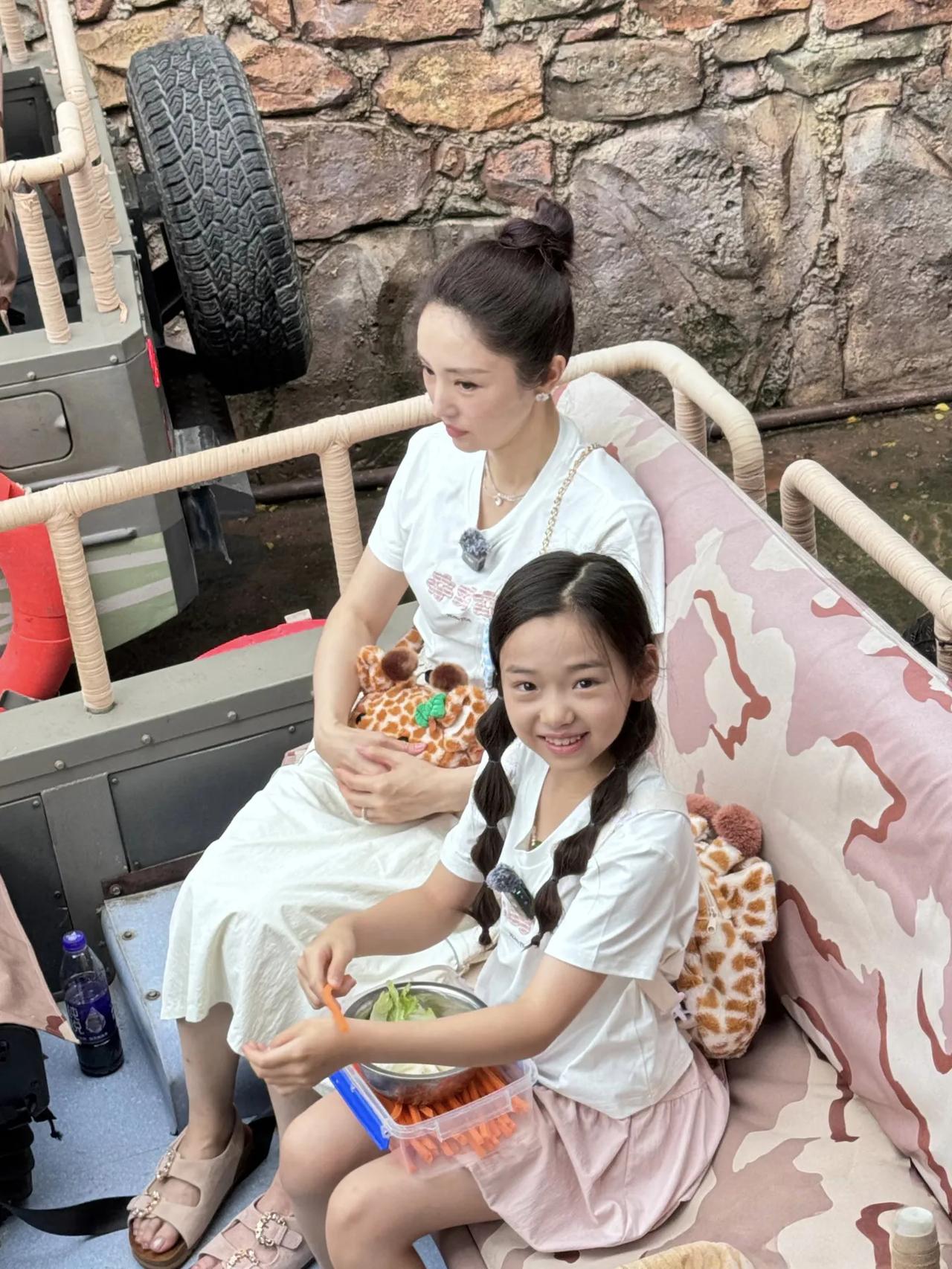 董璇和女儿小酒窝在郑州银基动物王国游玩，她们穿着母女装，脸型五官长得非常像。小酒