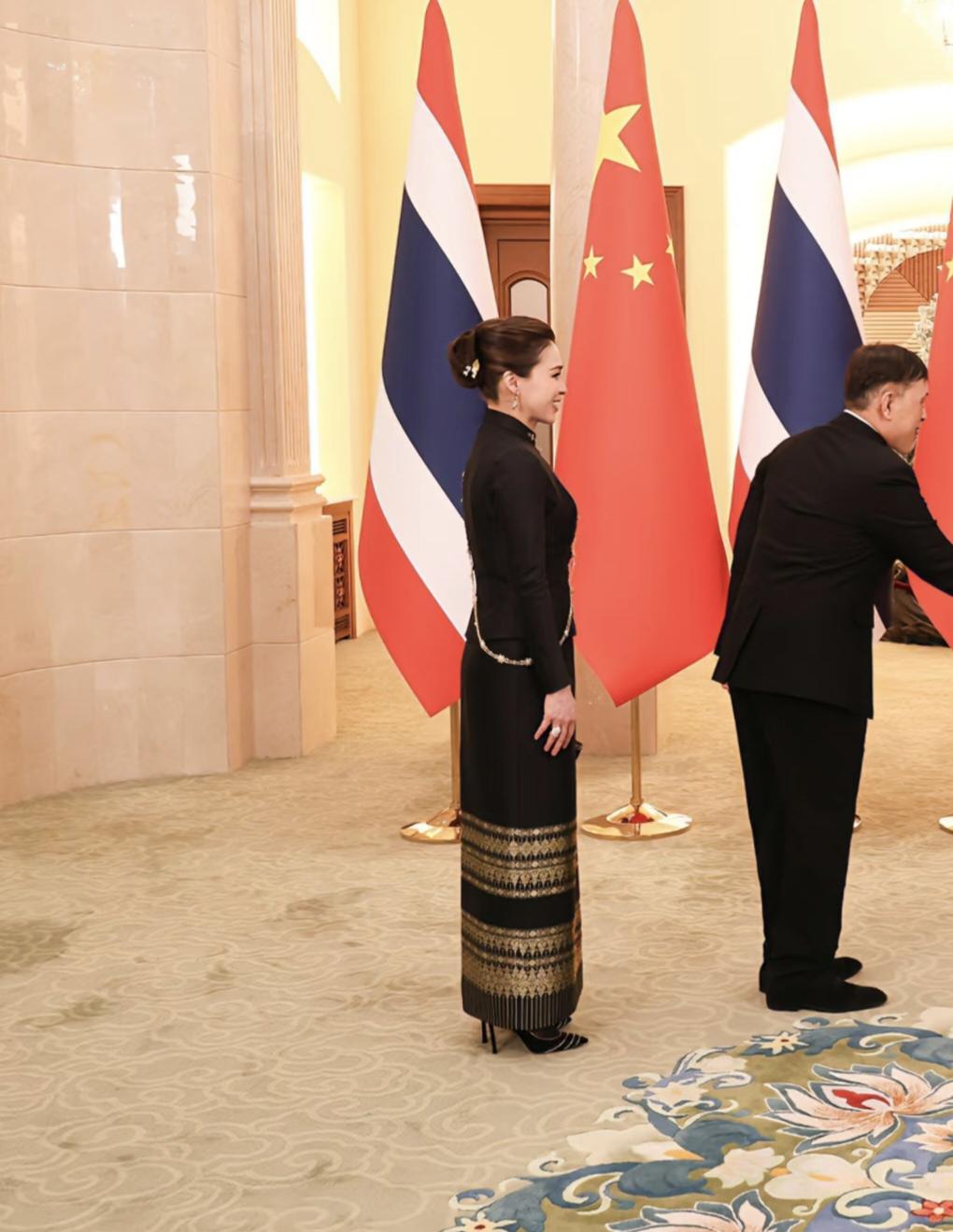 苏提达王后这次访问中国，毕竟是华人嘛，真有回娘家的感觉，笑容格外灿烂明媚：11月