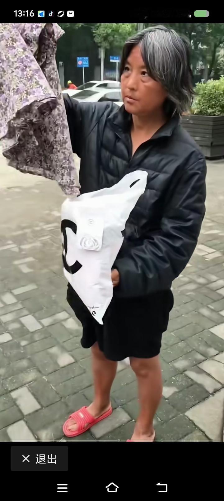 陈淑桦流落街头了？——网上信息：歌手陈淑桦流落街头，接受捐赠品。点评：