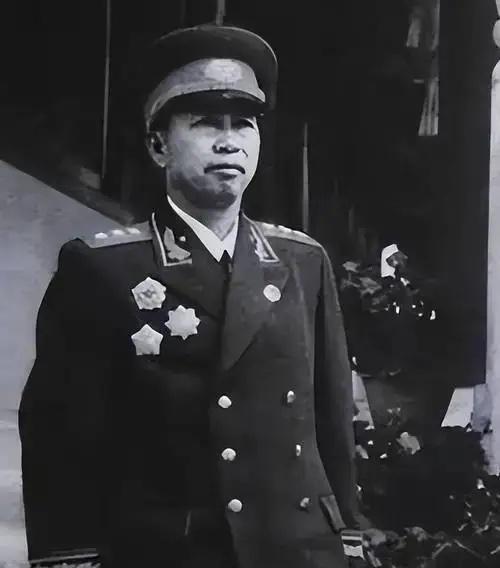 1950年夏天，刘亚楼到剧院看戏，刚坐下就有一双脚驾到自己头上，顿时火冒三丈。对