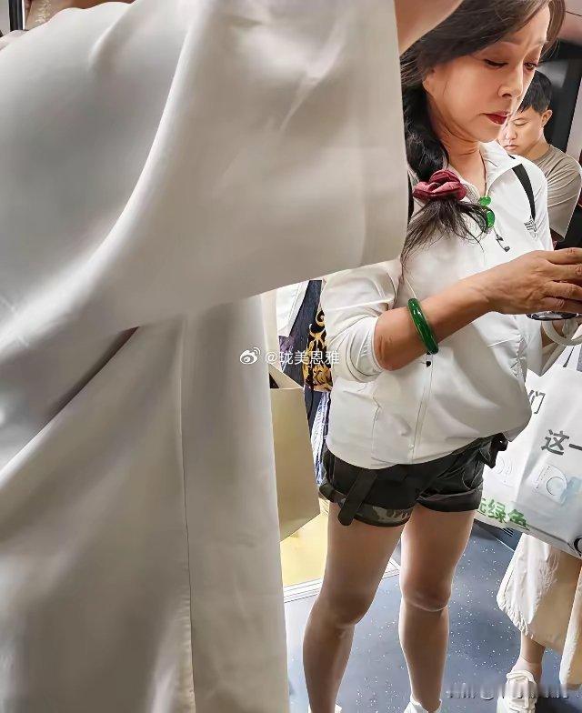 不知道的人真的以为他是年纪大的奶奶吧