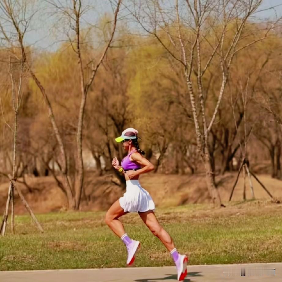 我认为治愈自己的是跑步和早睡早起，而不是忙碌。心灵伤痛的人往往躺平，即使忙碌也