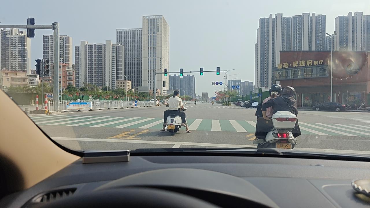 电车电池寿命多久？家用纯电车动力电池，主流寿命是：磷酸铁锂10–15年、三元