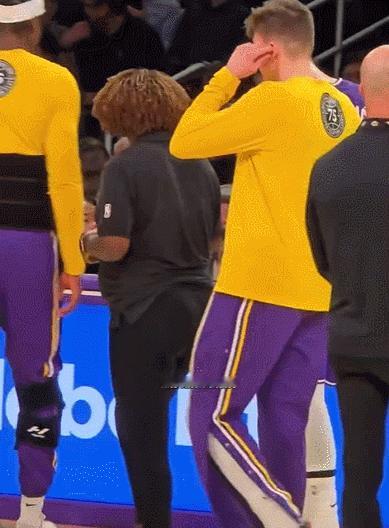 东契奇受伤离场，怒踢场边广告牌！好消息是目前的官方通告，只是左腿酸痛，没有涉