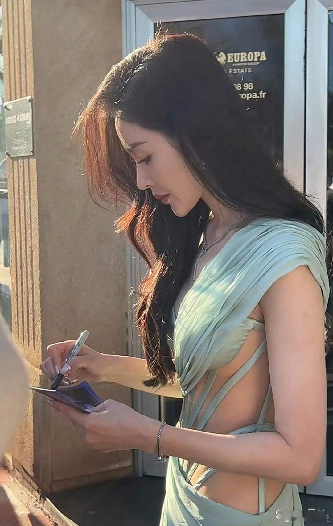 张天爱这一回头，谁能做得到不爱