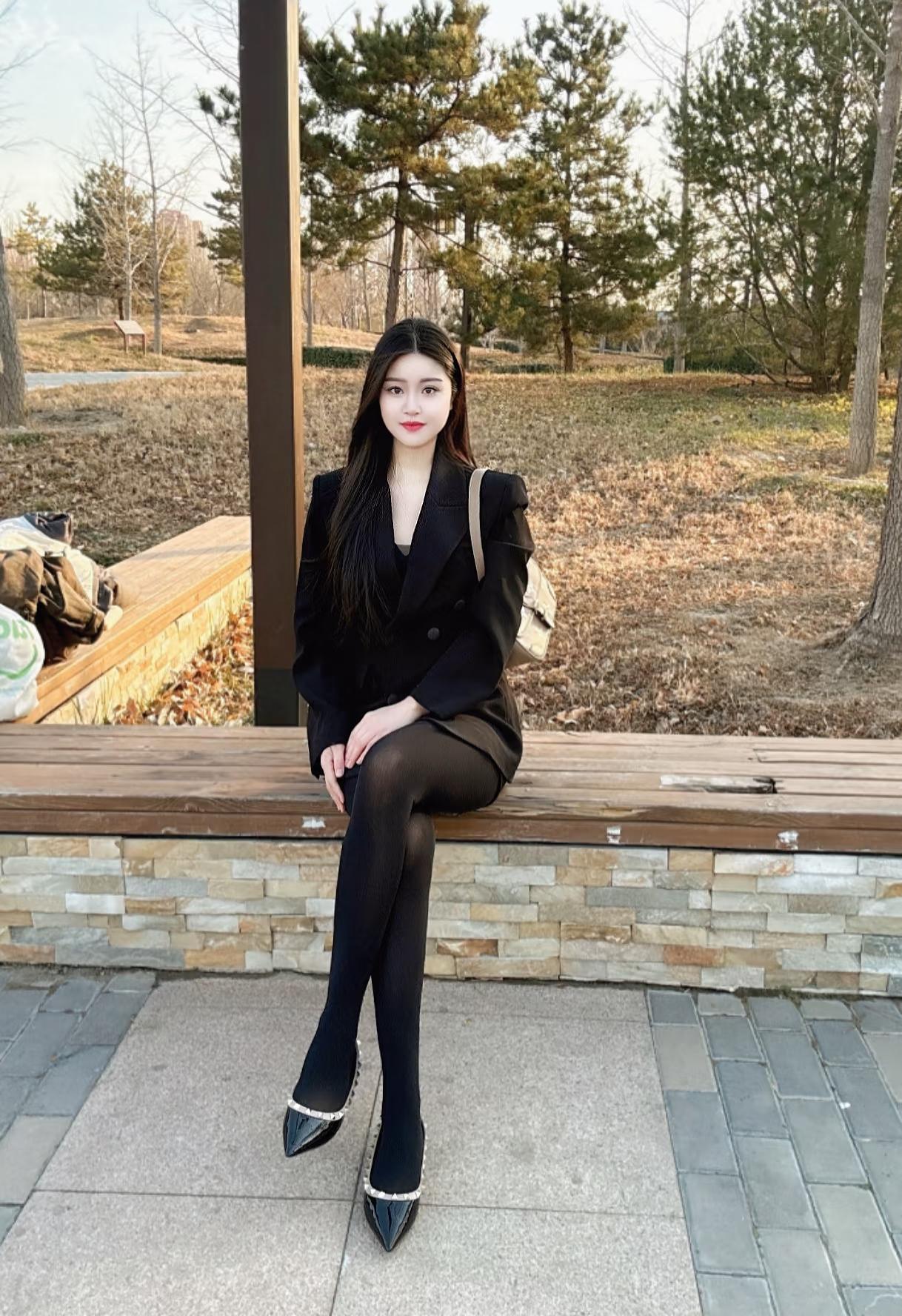 沁园春·郊亭凝伫墨衣姿寒陌亭边，落木铺阶，劲松倚云。见玄裳裁玉，身姿窈窕；