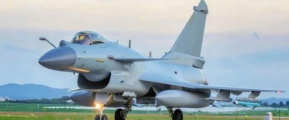 3月25日史录权遭外机火控锁定反手机动一锁回去谁慌了3月25日，中部战区飞行