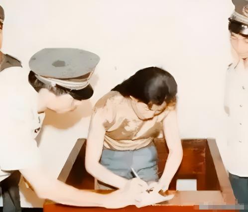 1992年寒冬，武汉刑场上跪着一个颤抖的身影。曾经万众瞩目的"刘三姐"程春莲，此